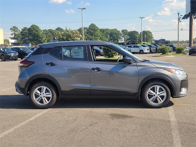 2025 Nissan Kicks Play S photo 2