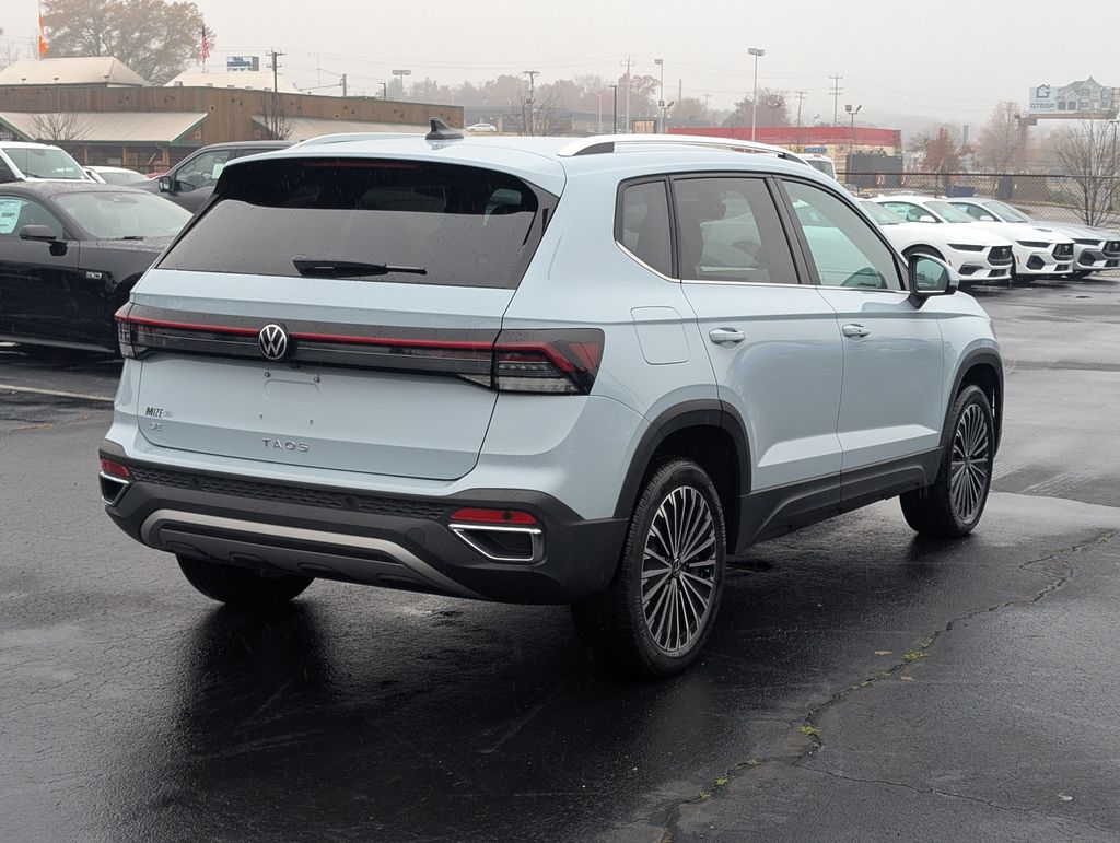 2025 Volkswagen Taos SE photo 4