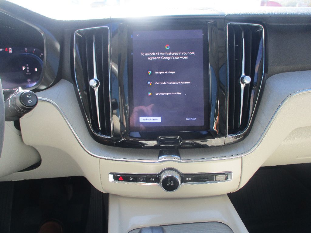 2024 Volvo XC60 B5 Plus photo 4