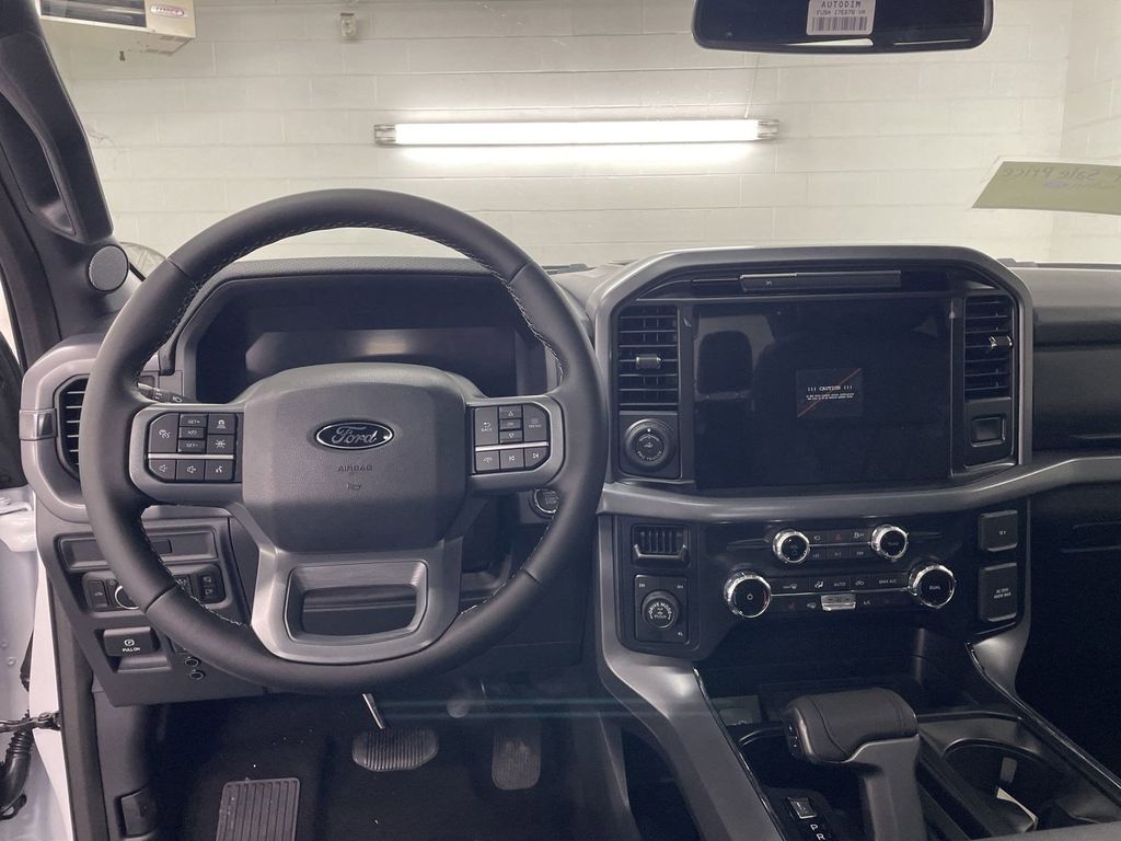 2025 Ford F-150 XLT photo 3