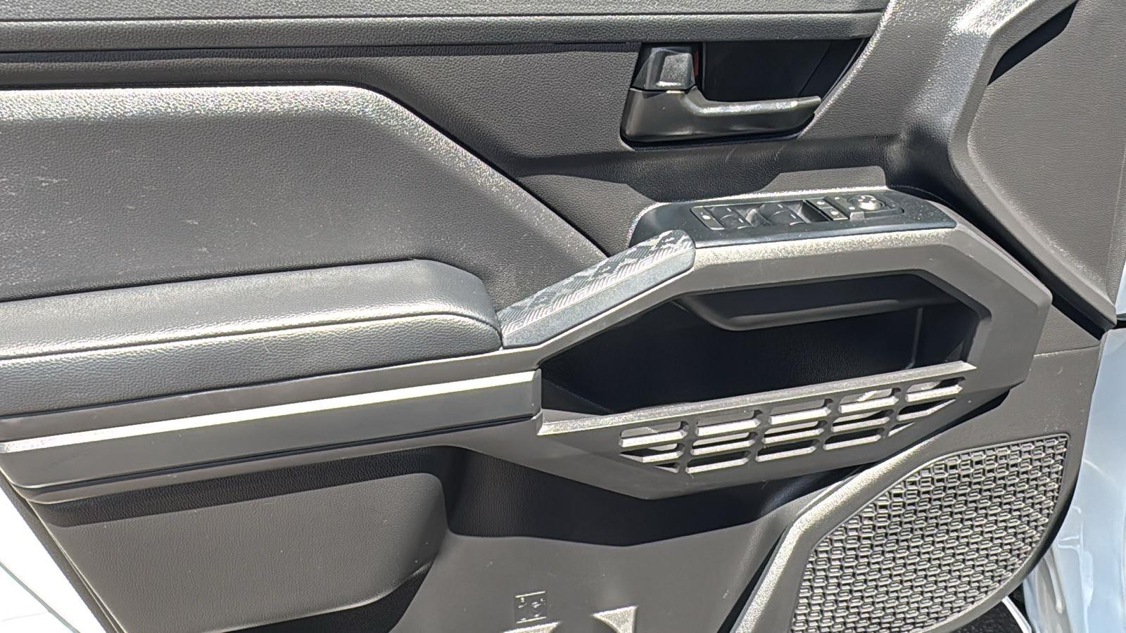 2025 Toyota Tacoma SR photo 11