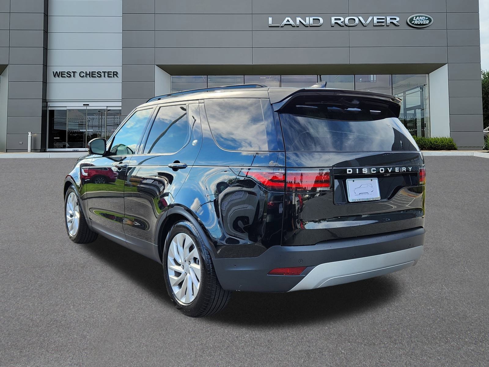 2024 Land Rover Discovery S photo 3