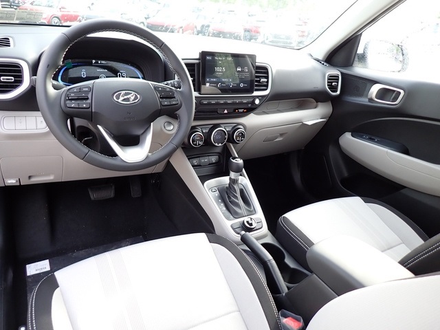 2025 Hyundai Venue SEL photo 12