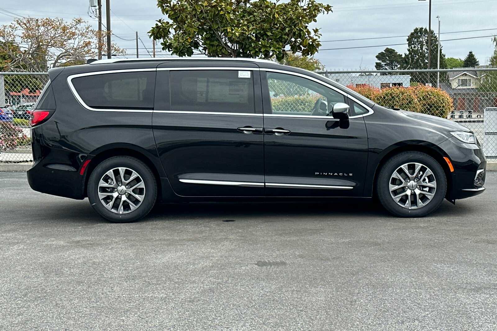 2023 Chrysler Pacifica Pinnacle photo 2
