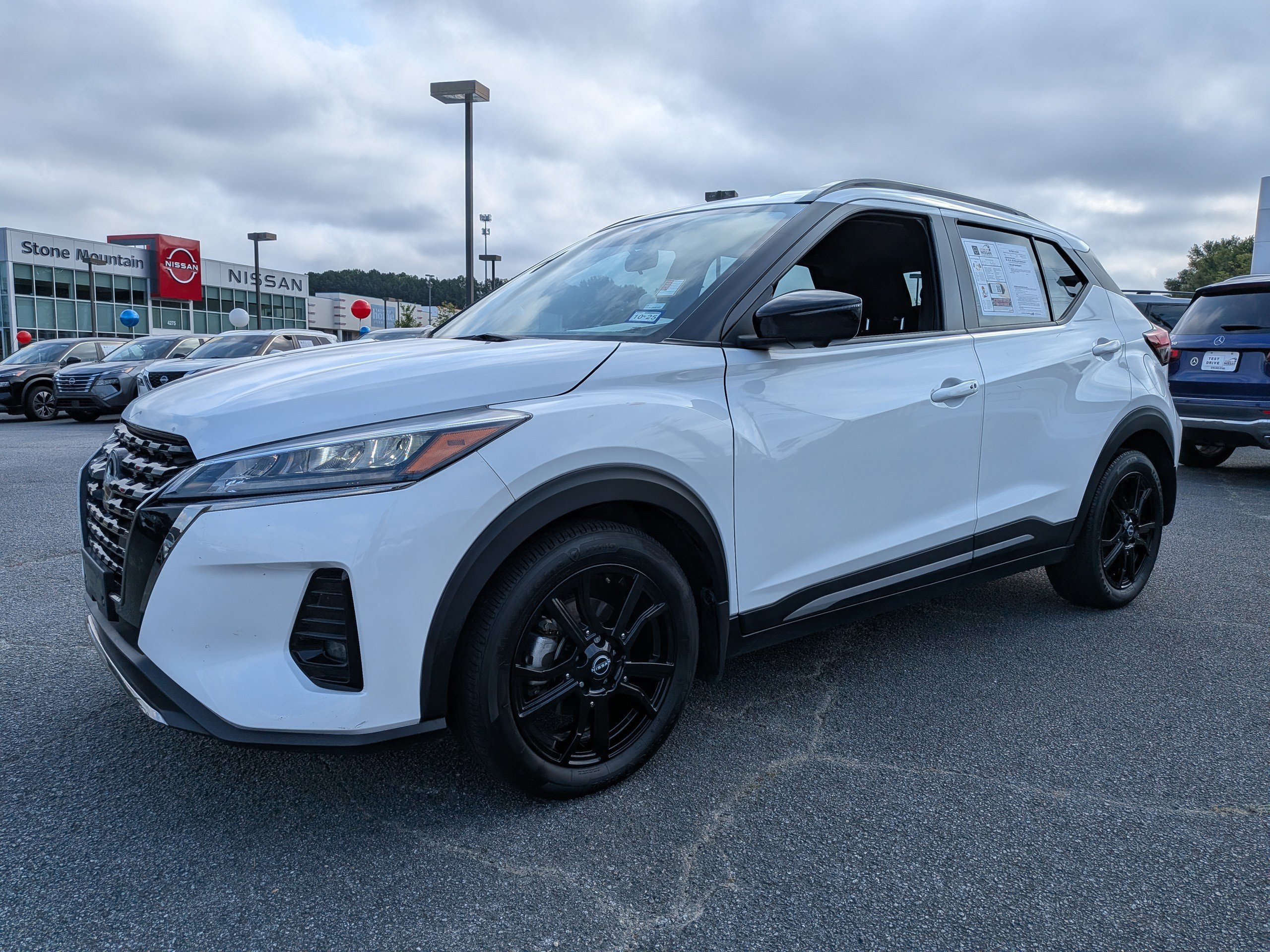 2023 Nissan Kicks SR photo 5