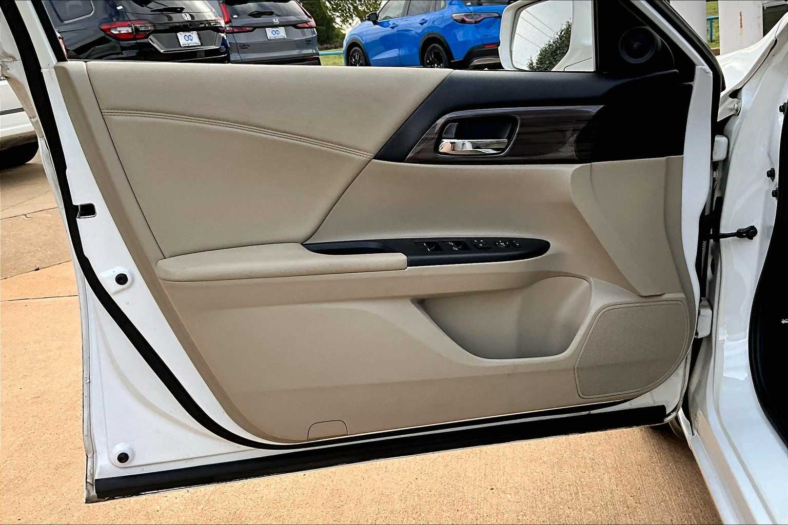 2017 Honda Accord EX photo 22