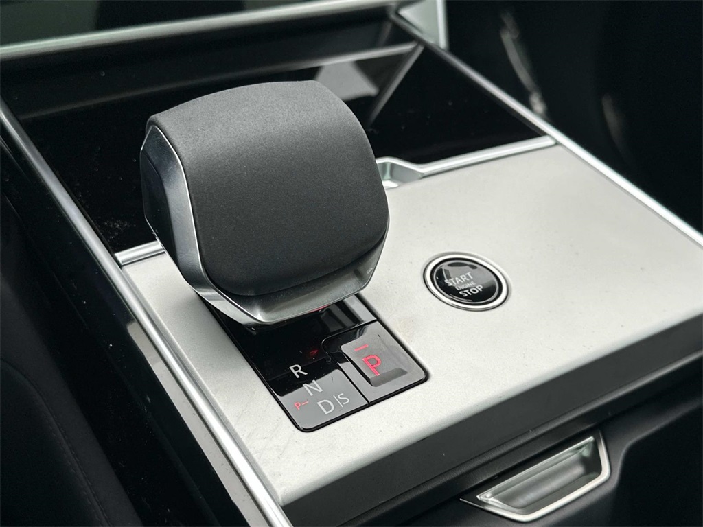 2025 Land Rover Range Rover SE photo 3