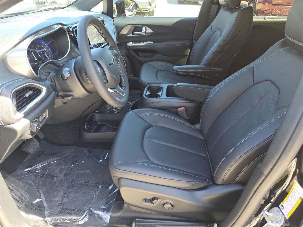 2025 Chrysler Pacifica photo 13