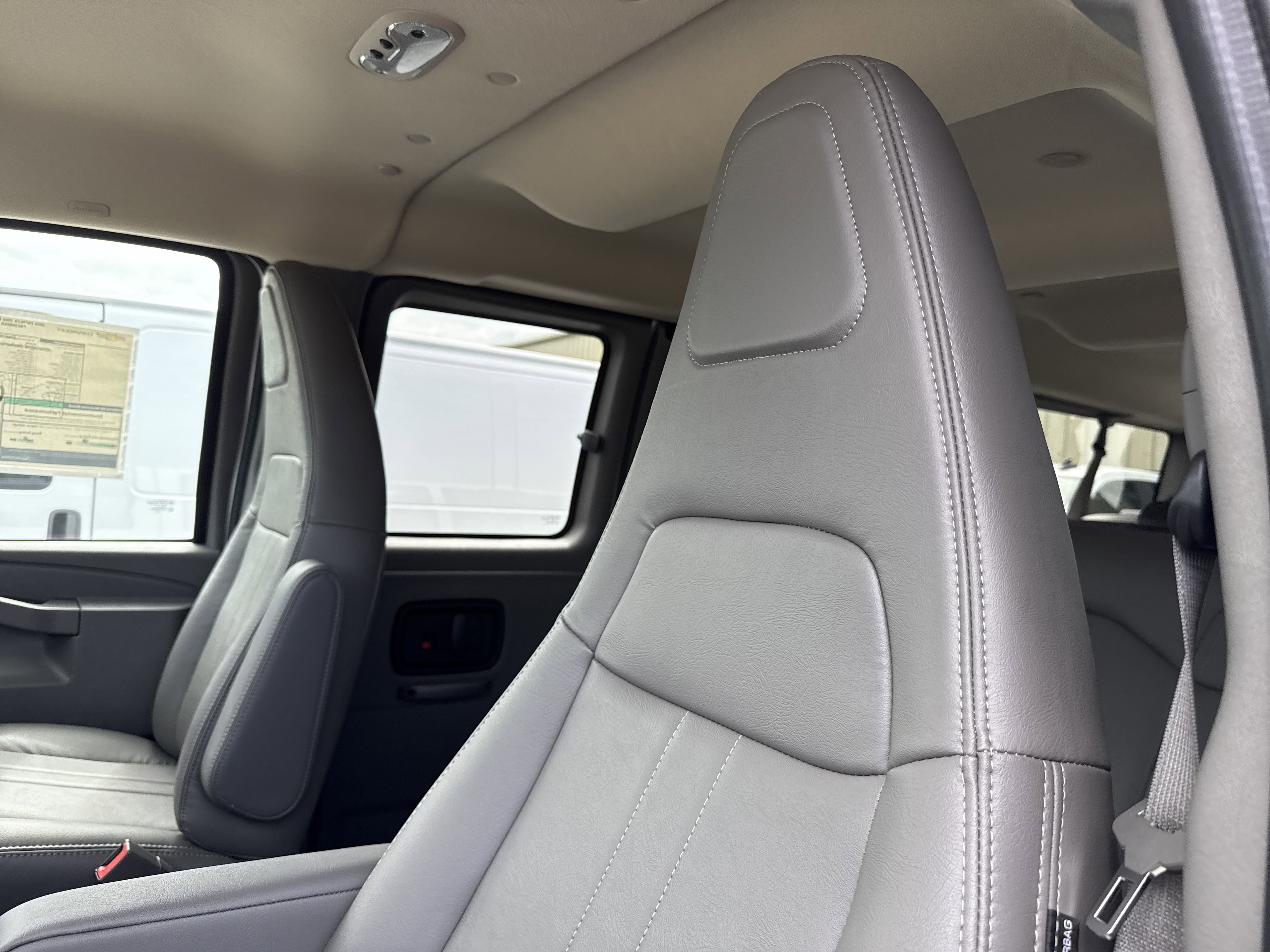 2025 Chevrolet Express Passenger 3500 photo 4
