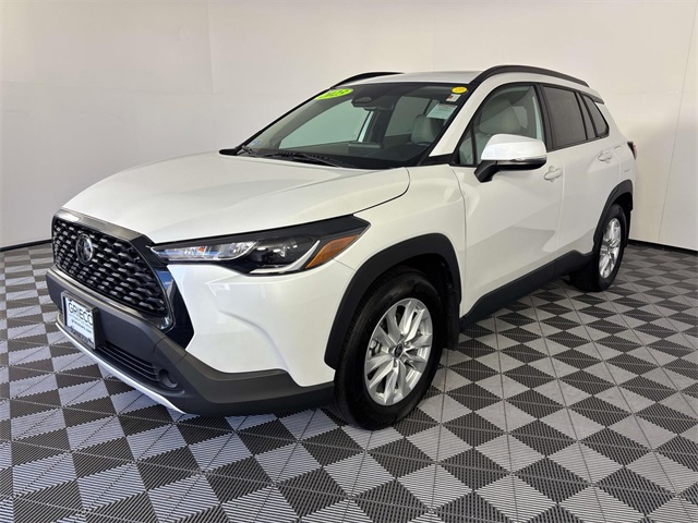 2023 Toyota Corolla Cross LE photo 3