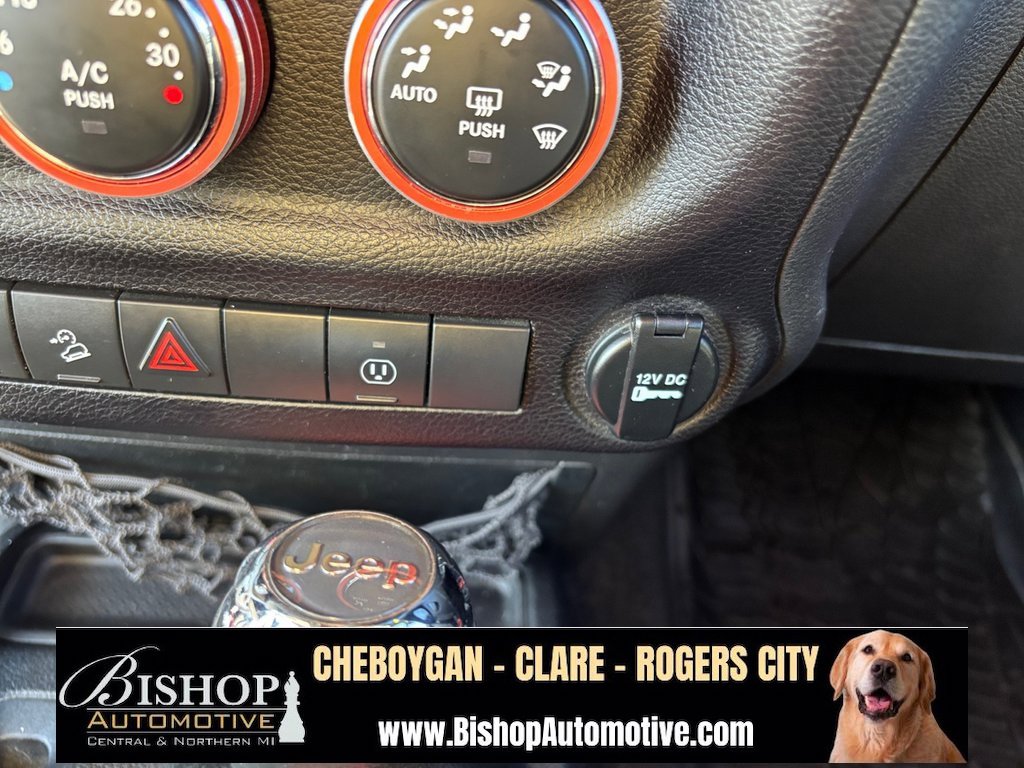 2014 Jeep Wrangler Unlimited Sahara photo 11