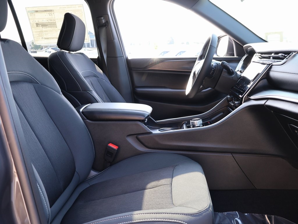 2025 Jeep Grand Cherokee Laredo X photo 9