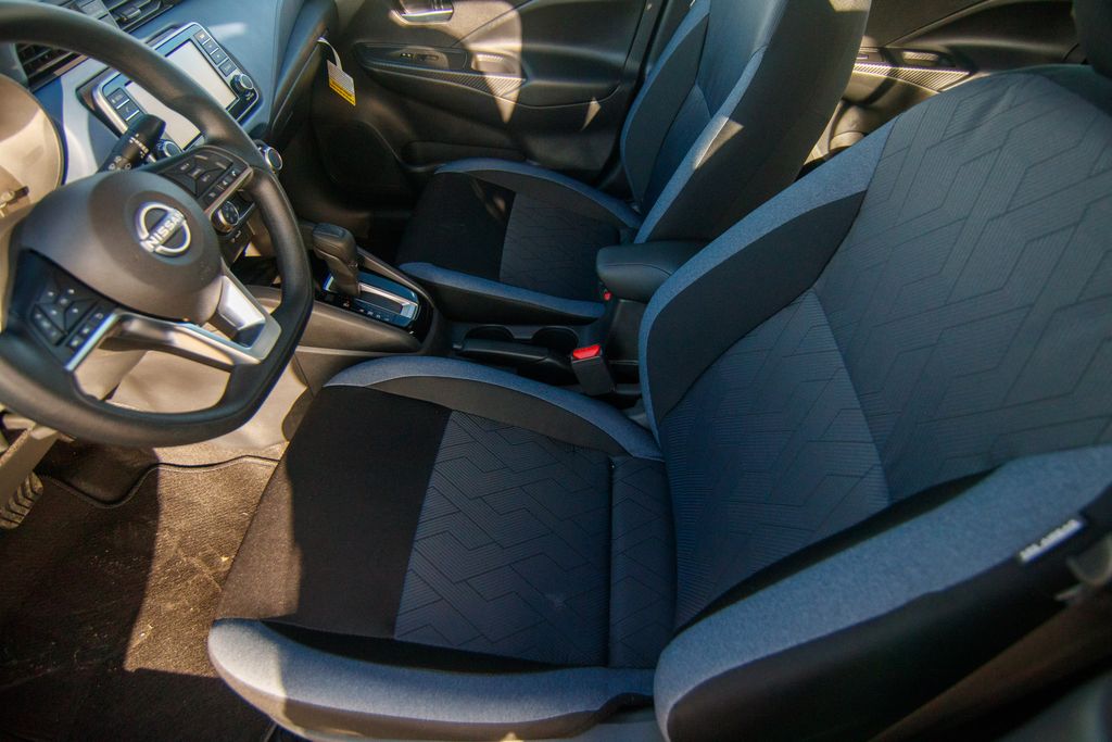 2025 Nissan Versa SV photo 9