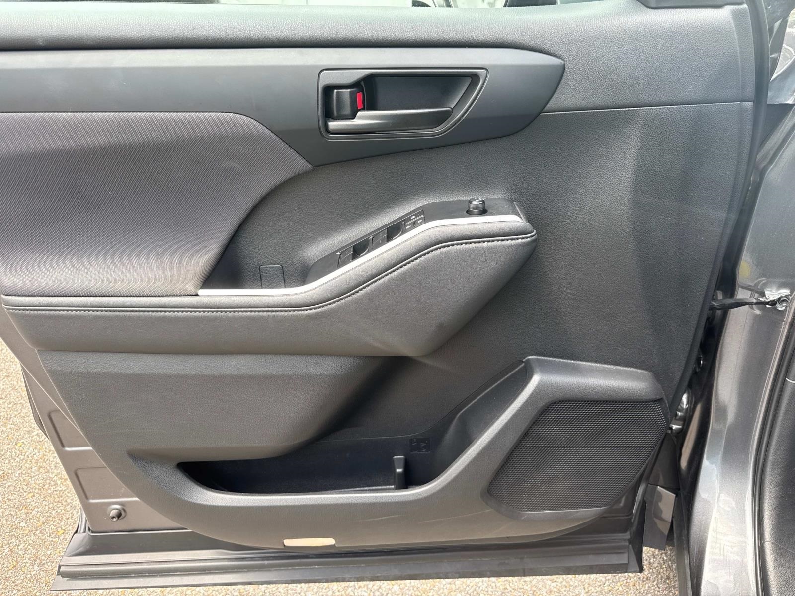 2024 Toyota Highlander LE photo 18