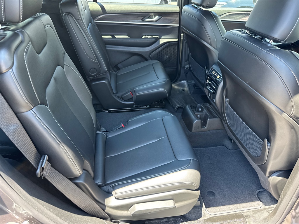2025 Jeep Grand Cherokee Limited photo 17