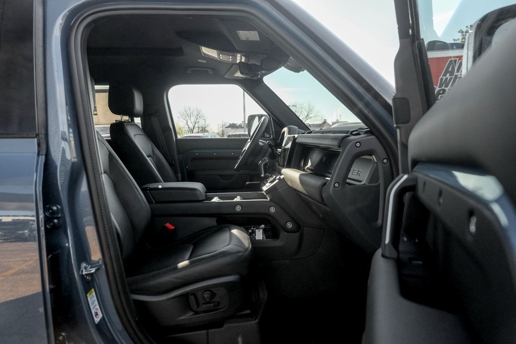 2025 Land Rover Defender 110 S photo 19