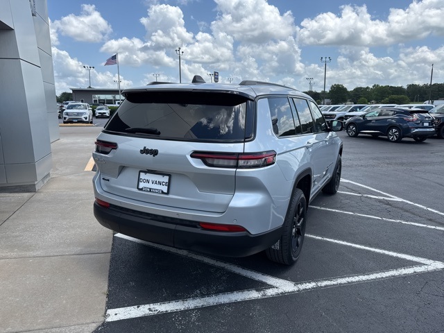 2024 Jeep Grand Cherokee Altitude photo 2