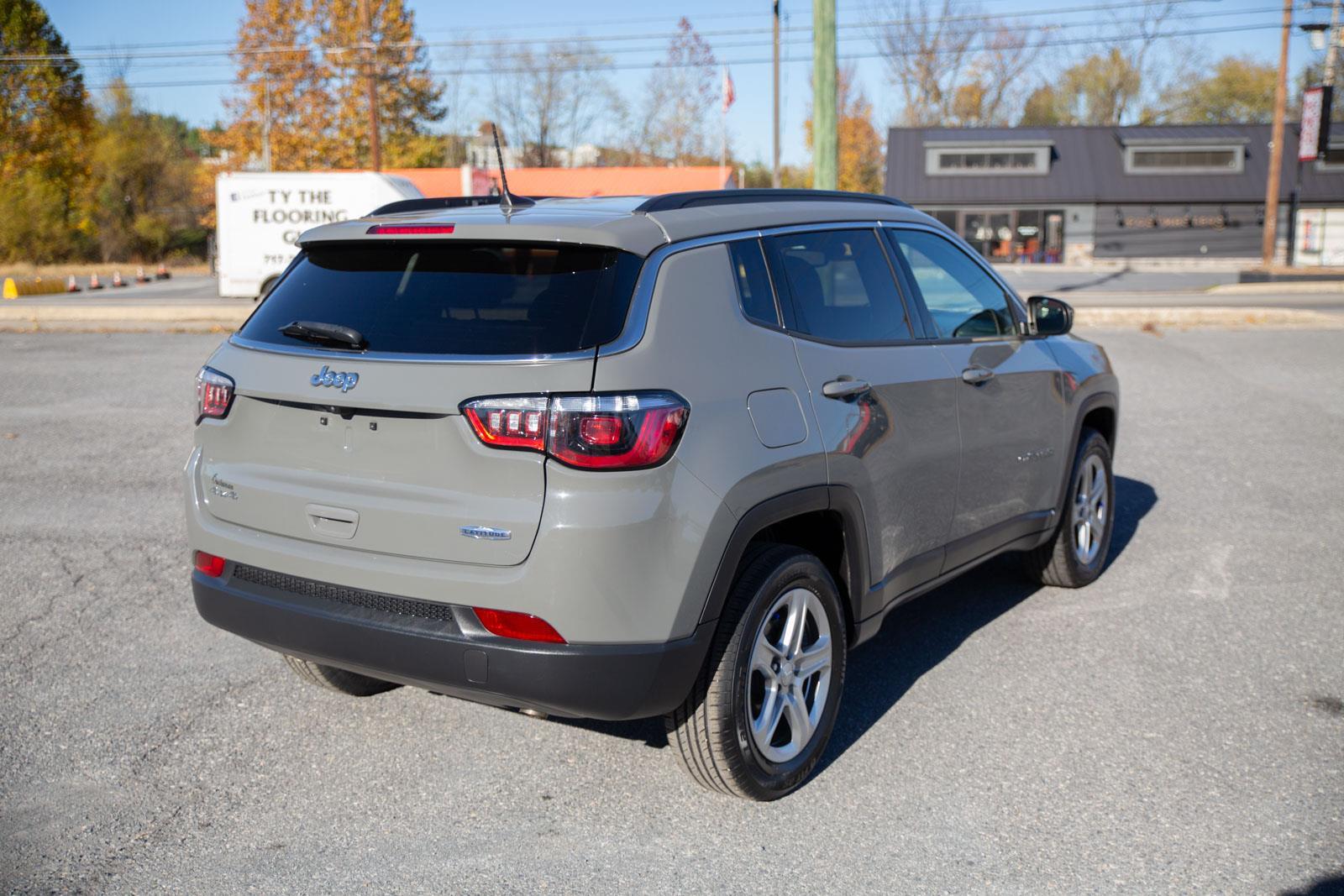 2024 Jeep Compass Latitude photo 3