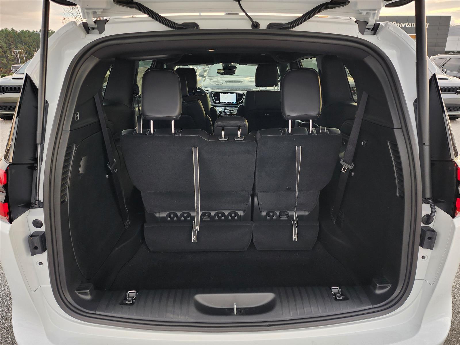 2026 Chrysler Pacifica photo 4