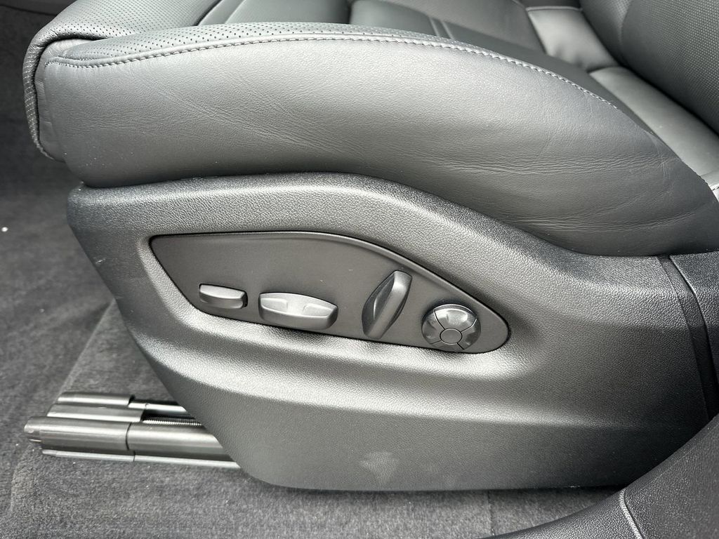 2025 Porsche Cayenne Base photo 16