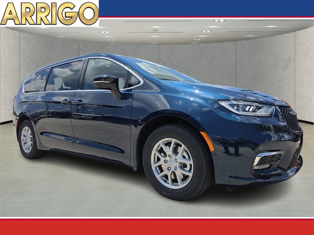 2025 Chrysler Pacifica Select's photo