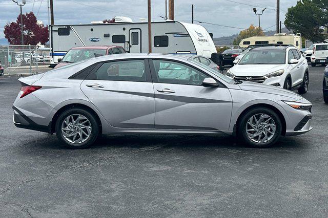 2026 Hyundai Elantra Blue SEL Sport photo 3