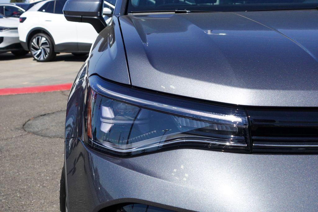 2025 Volkswagen Taos SE photo 4