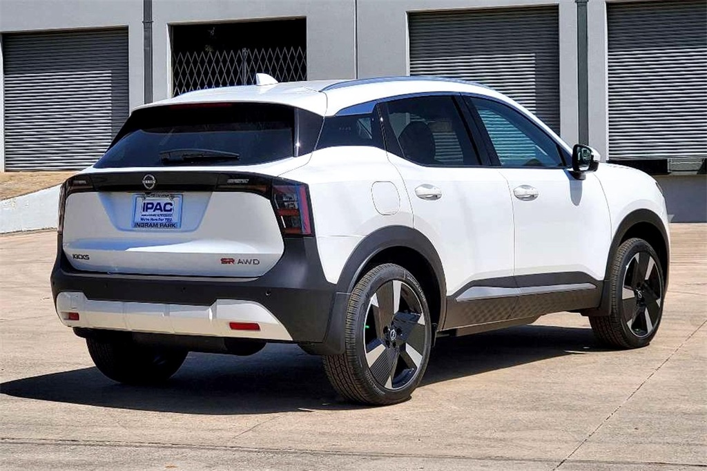 2025 Nissan Kicks SR photo 4