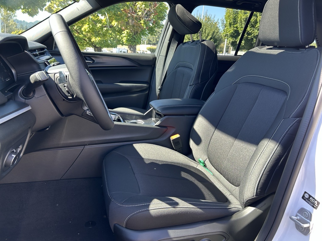 2025 Jeep Grand Cherokee Laredo X photo 21