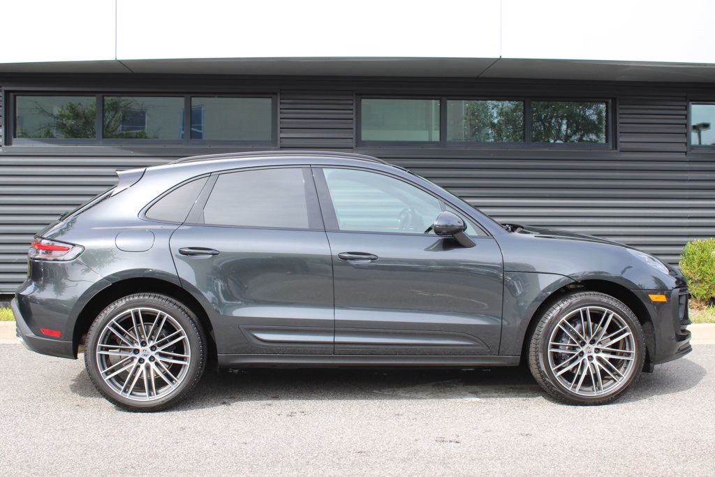 2025 Porsche Macan Base photo 8