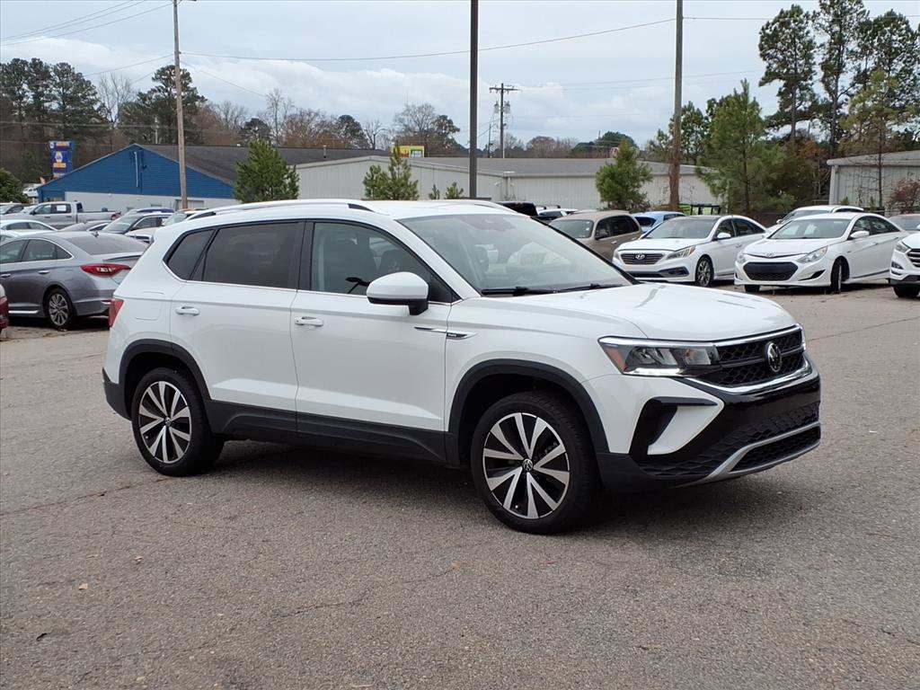 2023 Volkswagen Taos SE's photo