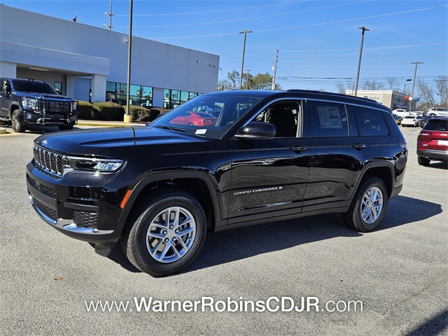 2025 Jeep Grand Cherokee Laredo photo 3