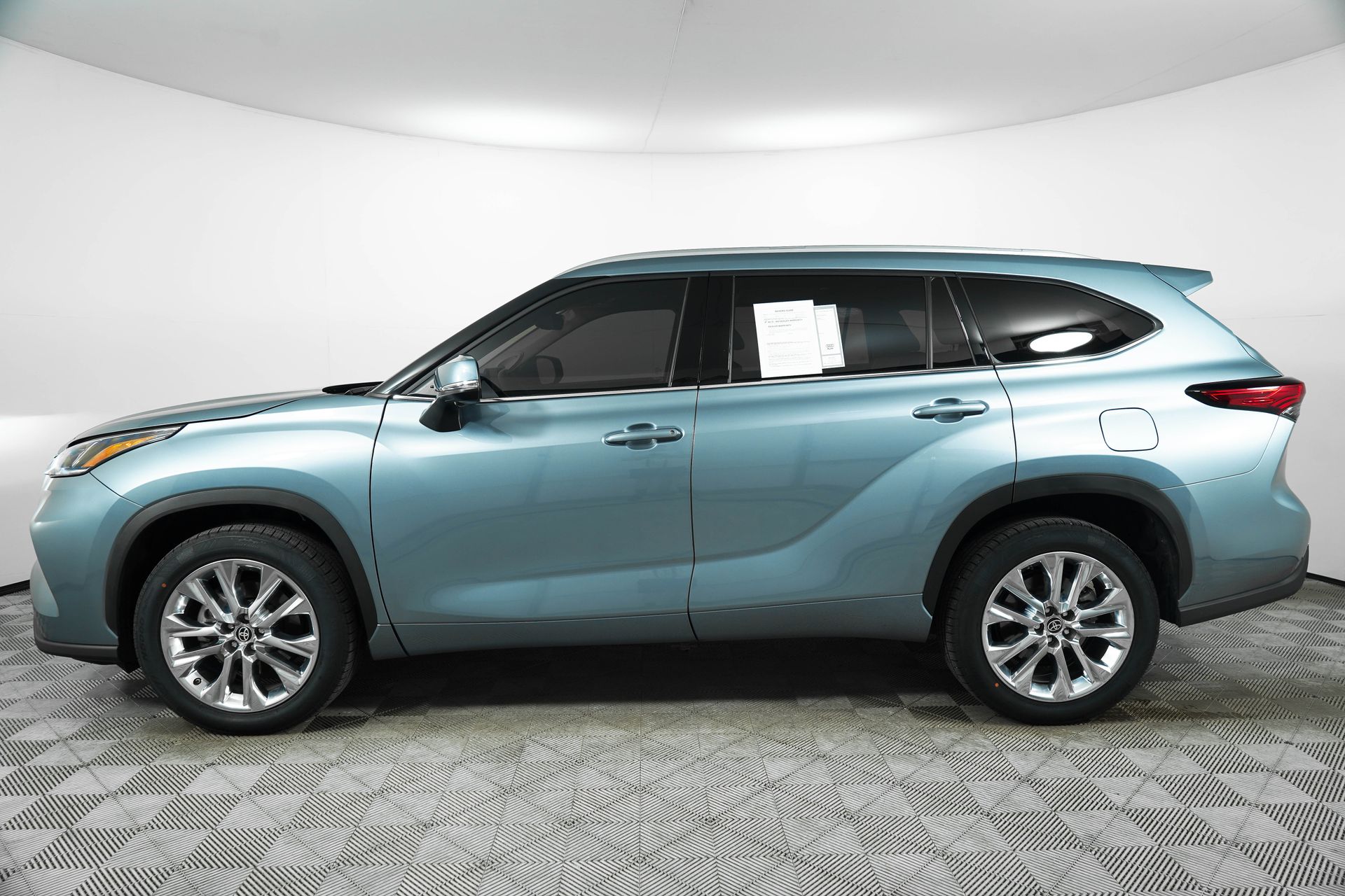 2023 Toyota Highlander L photo 4