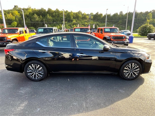 2023 Nissan Altima 2.5 SV photo 2