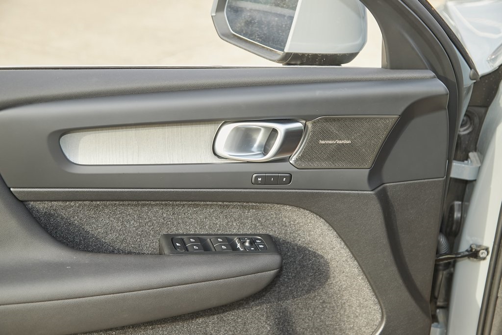 2025 VOLVO XC40 - Image 8