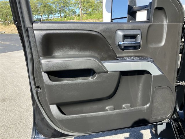 2015 Chevrolet Silverado 2500HD LT photo 3