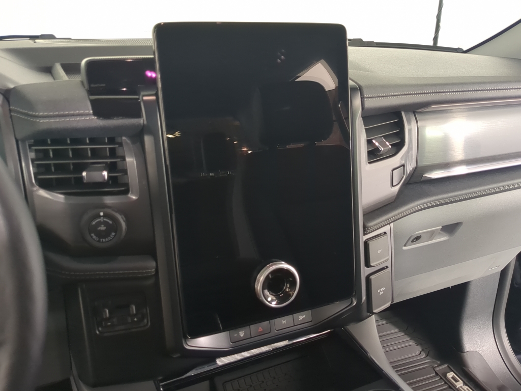 2024 Ford F-150 Lightning photo 17