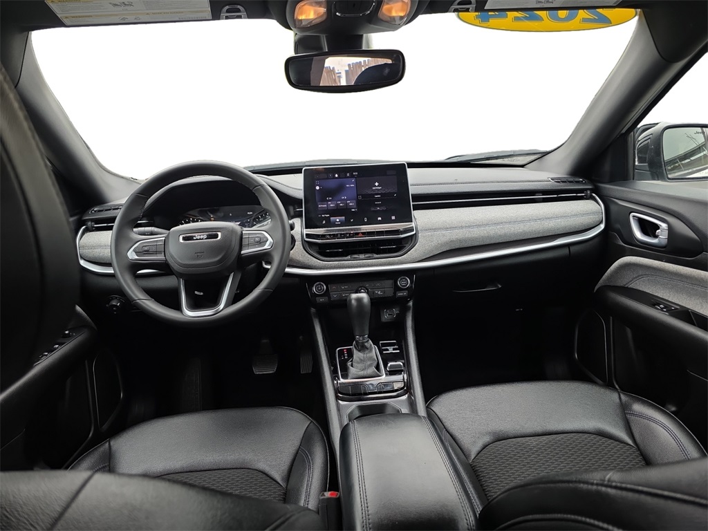 2024 Jeep Compass Latitude photo 2