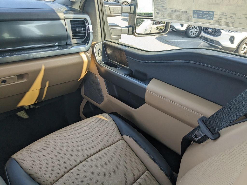 2025 Ford F-350 Lariat photo 17