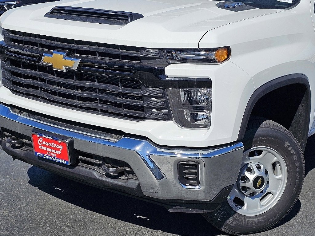 2025 Chevrolet Silverado 2500HD photo 3