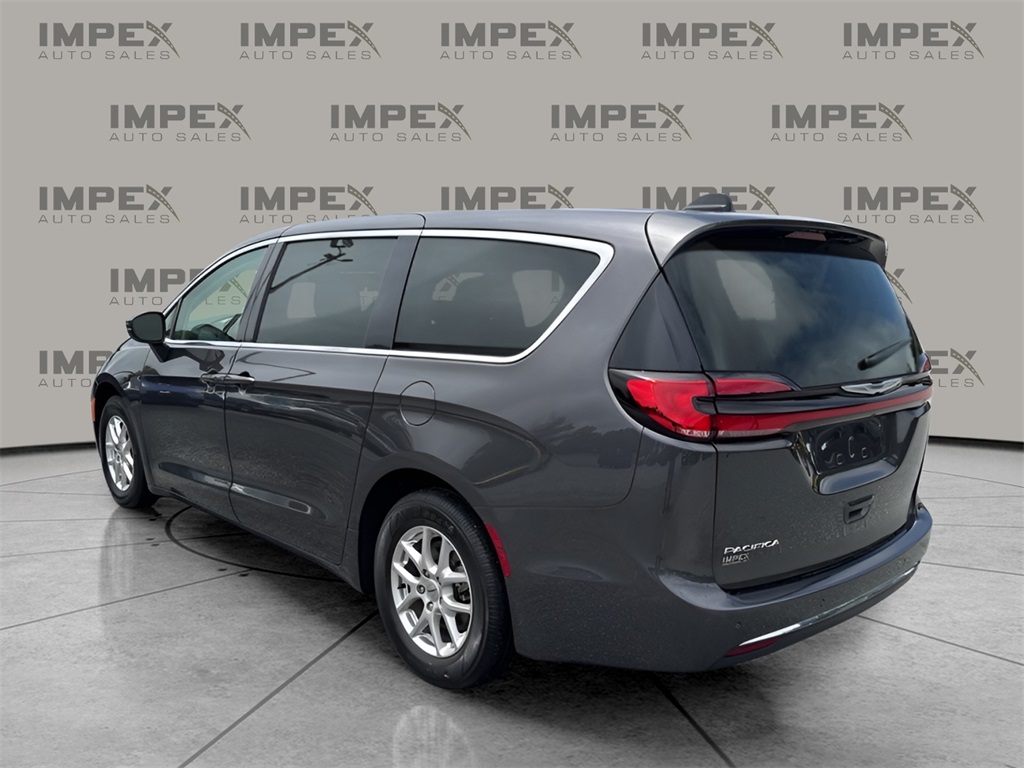 2023 Chrysler Pacifica Touring L photo 3