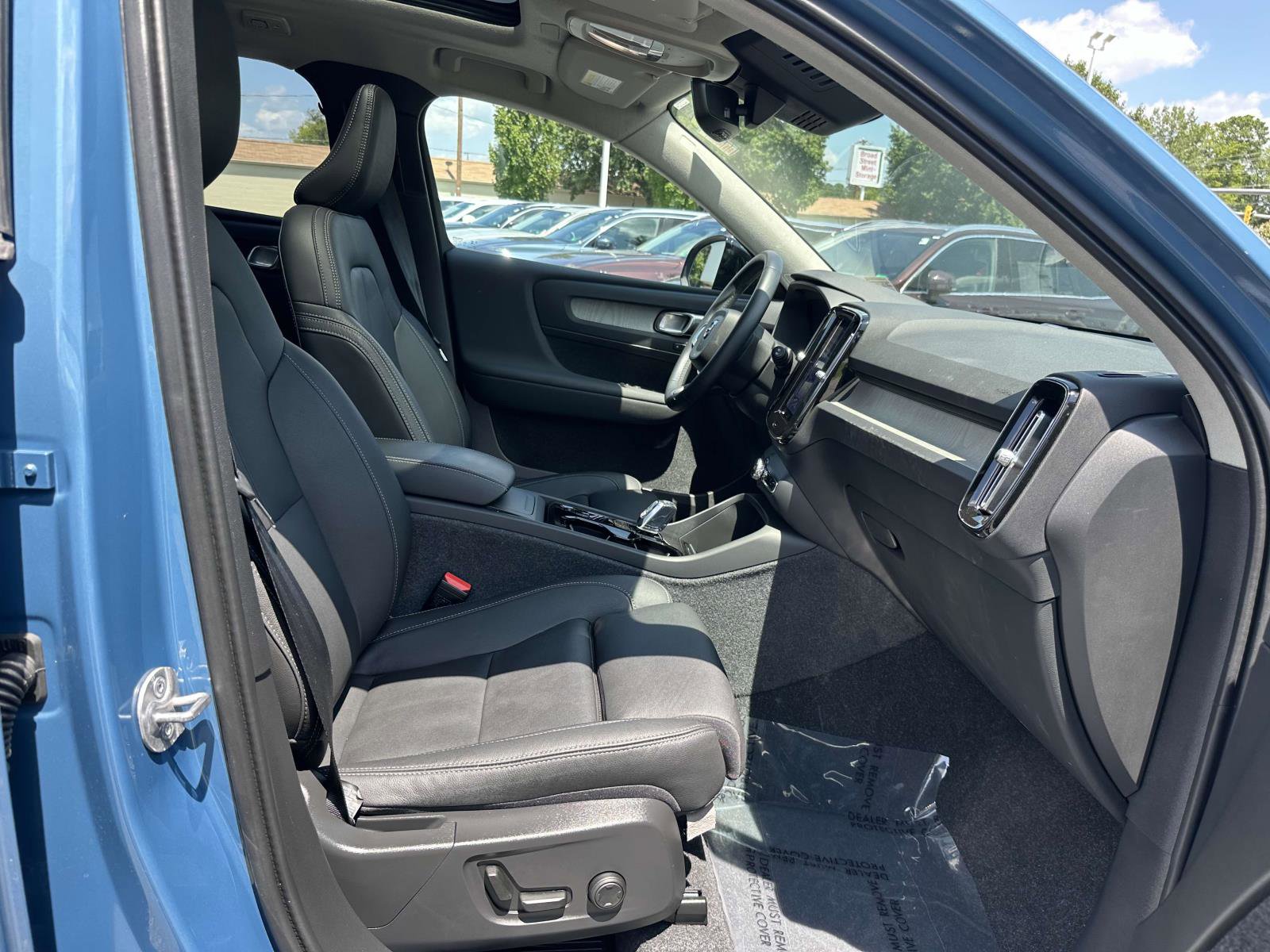 2025 Volvo XC40 Plus photo 11