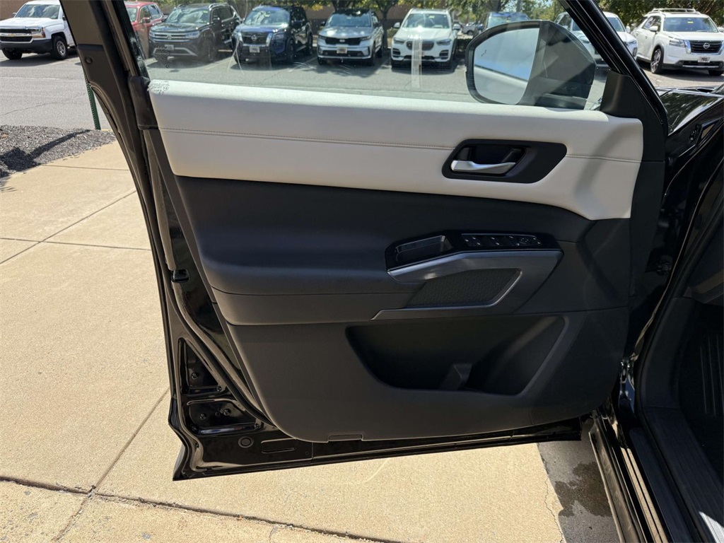 2023 Nissan Pathfinder SL photo 20