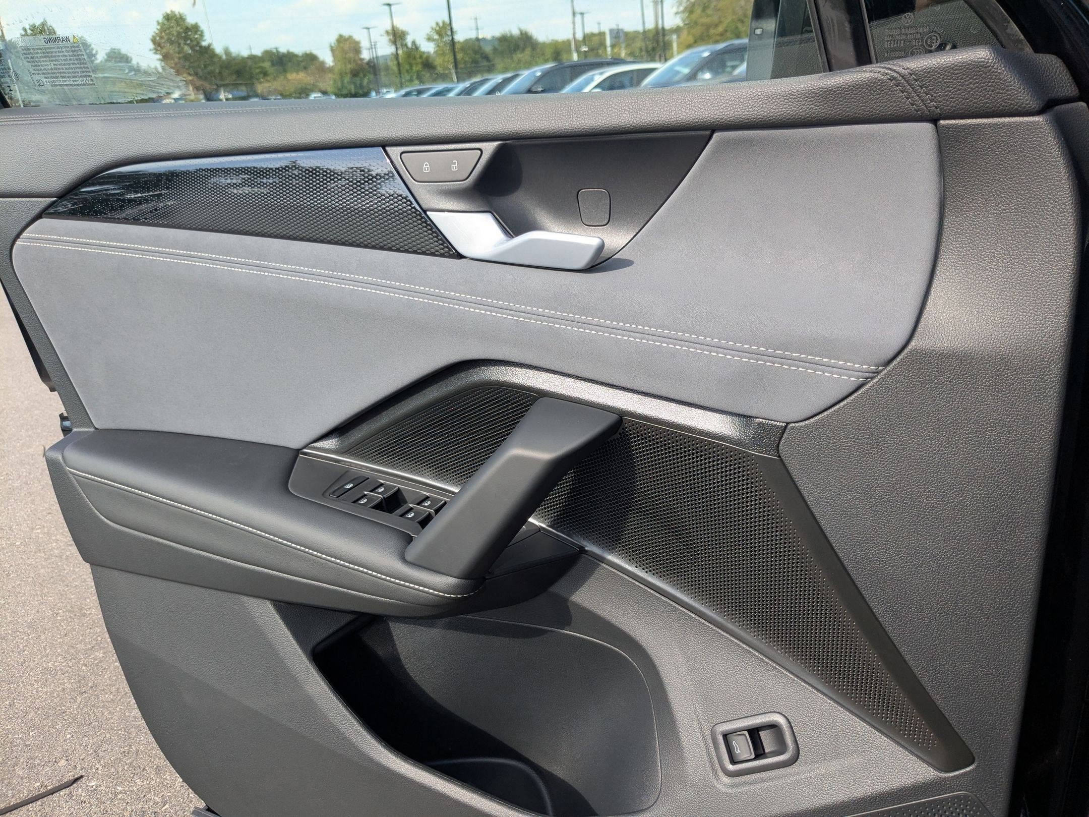 2025 Volkswagen Tiguan SE photo 4