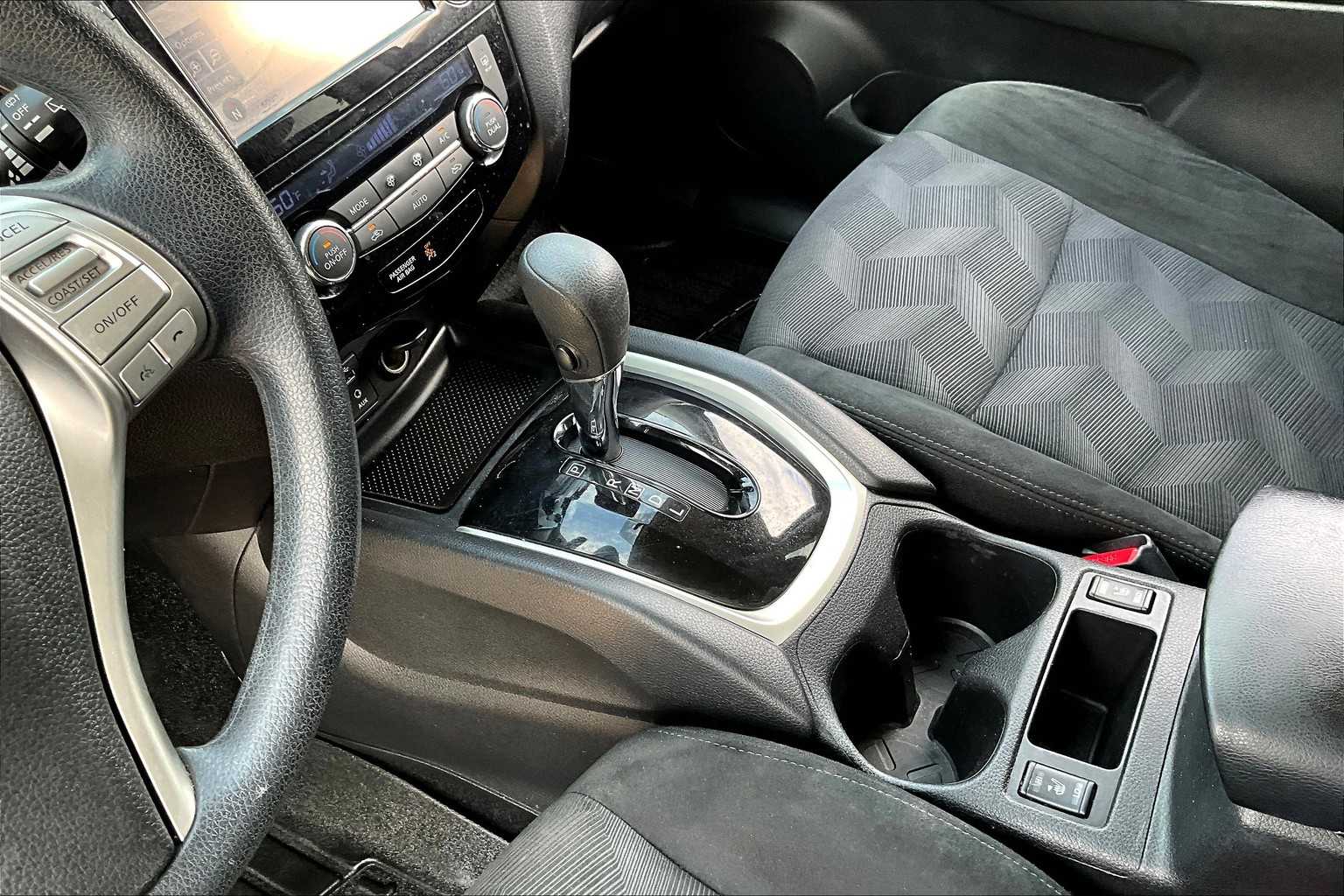 2016 Nissan Rogue SV photo 12