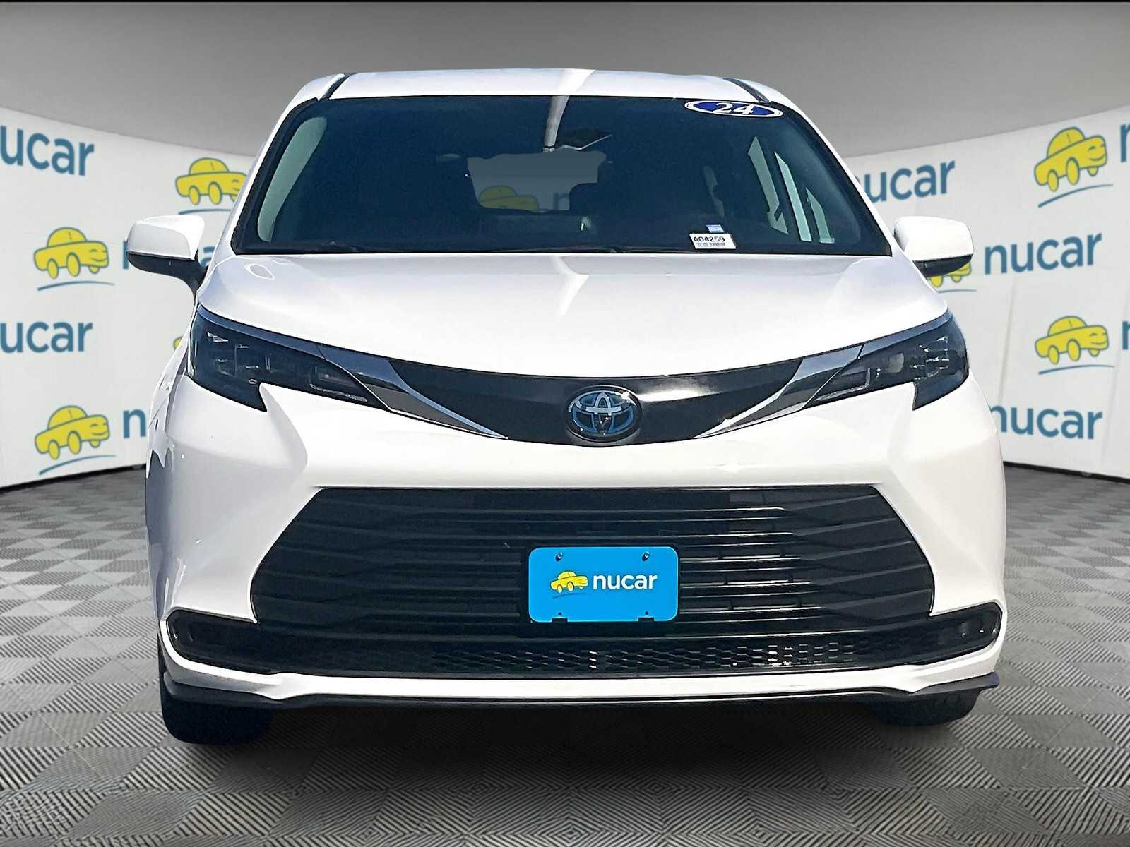 2024 Toyota Sienna LE photo 2