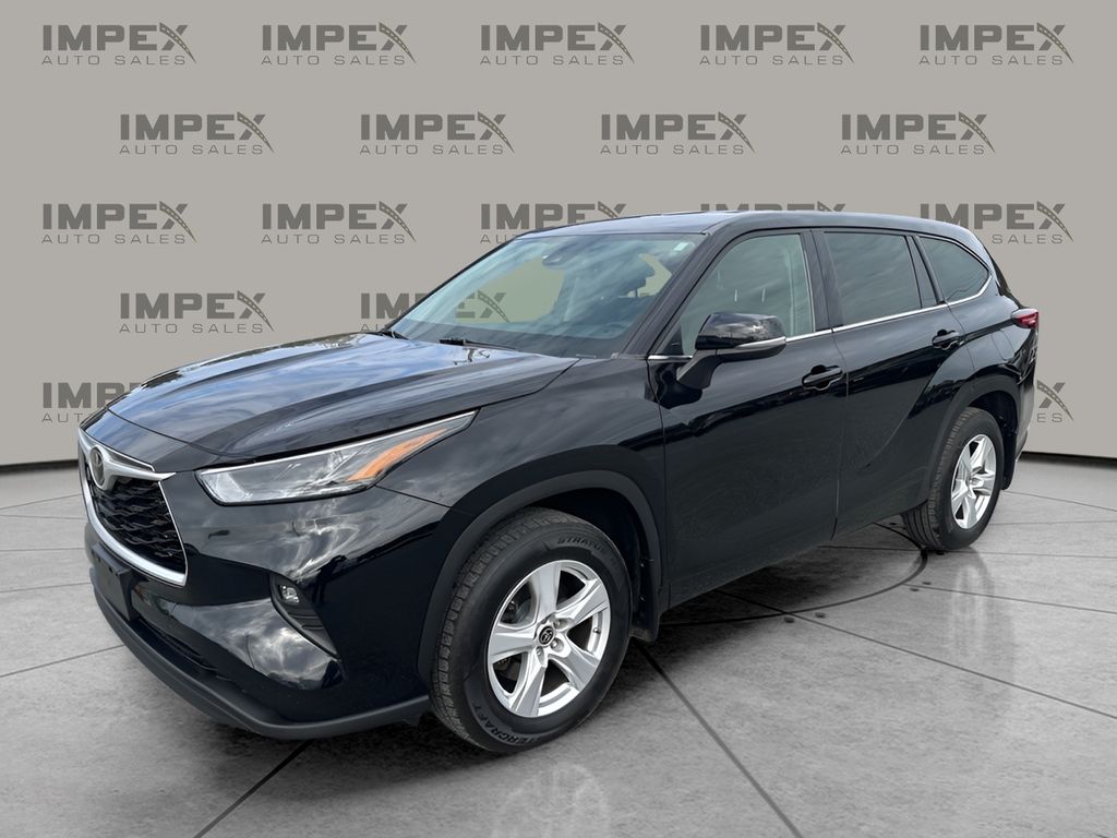 2022 Toyota Highlander LE's photo
