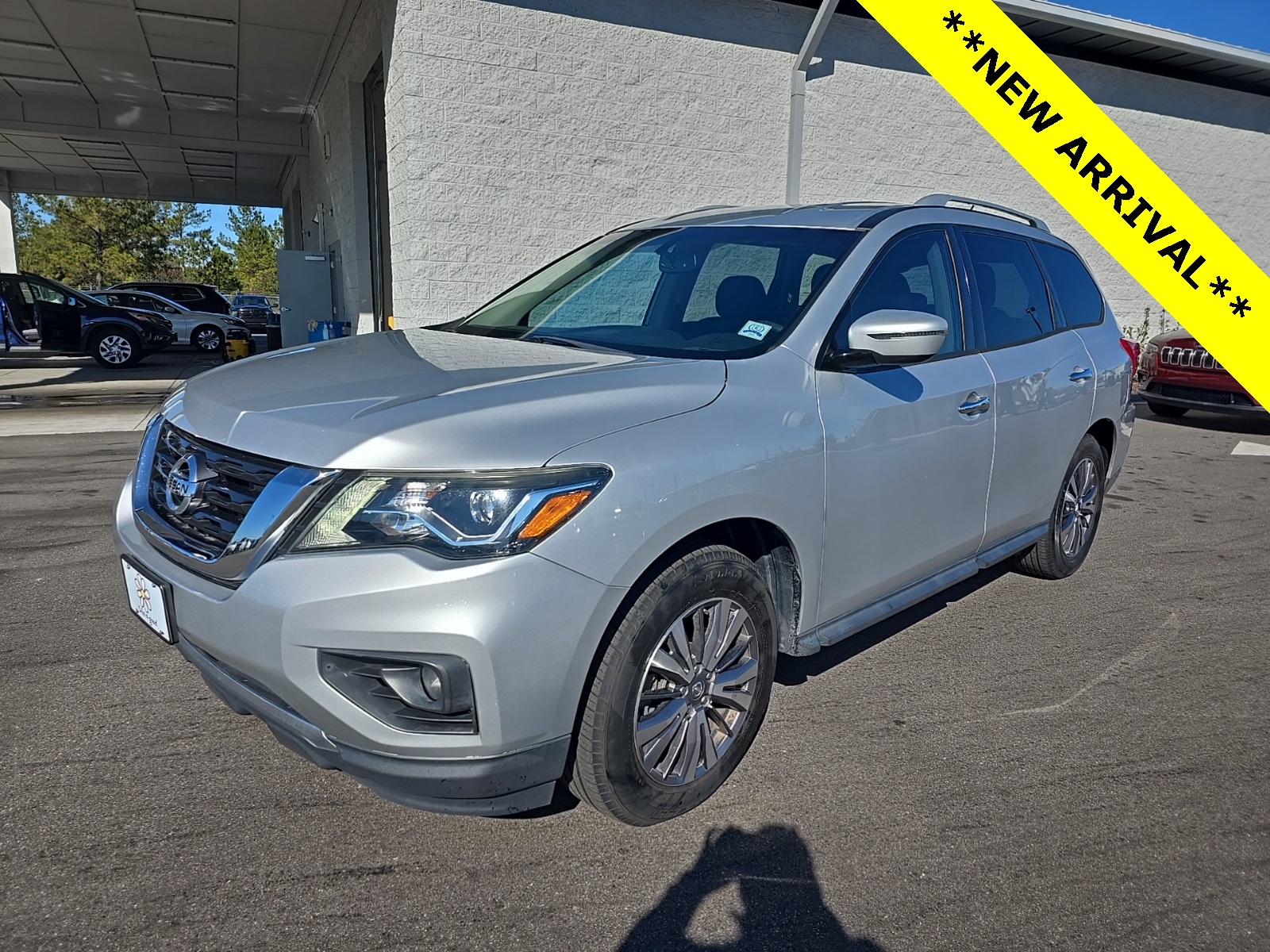 2018 Nissan Pathfinder SV's photo