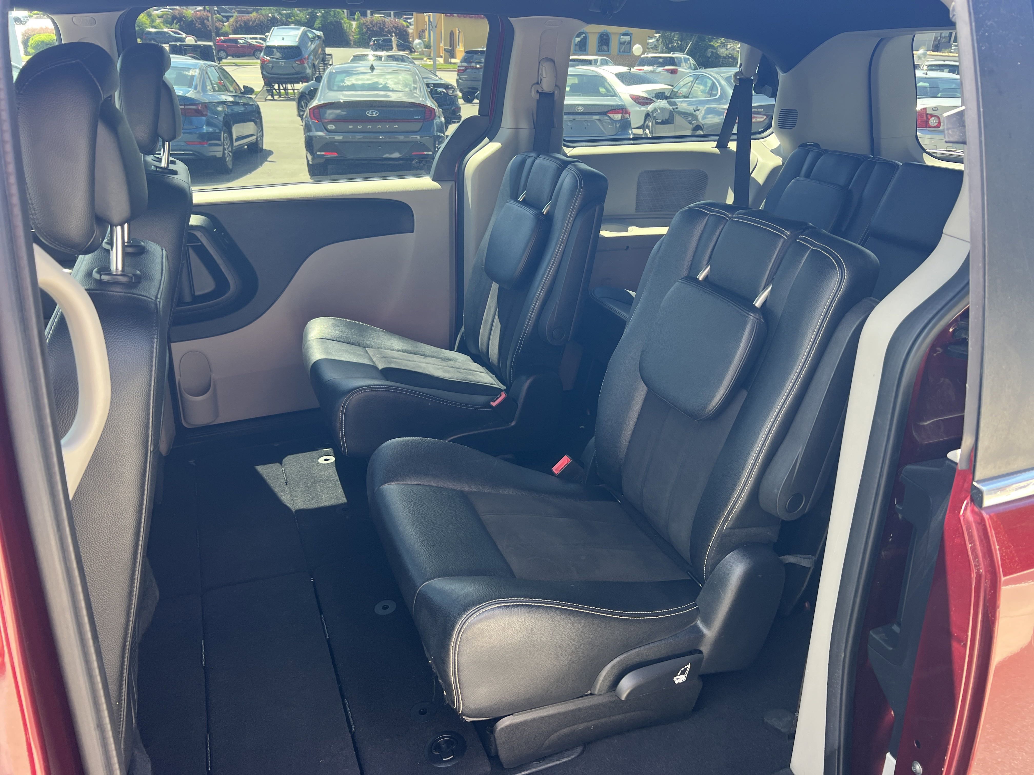 2020 Dodge Grand Caravan SXT photo 2