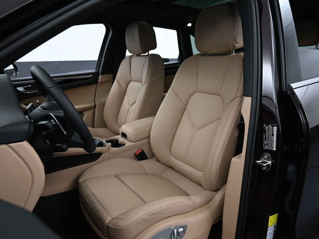 2026 Porsche Macan T photo 4